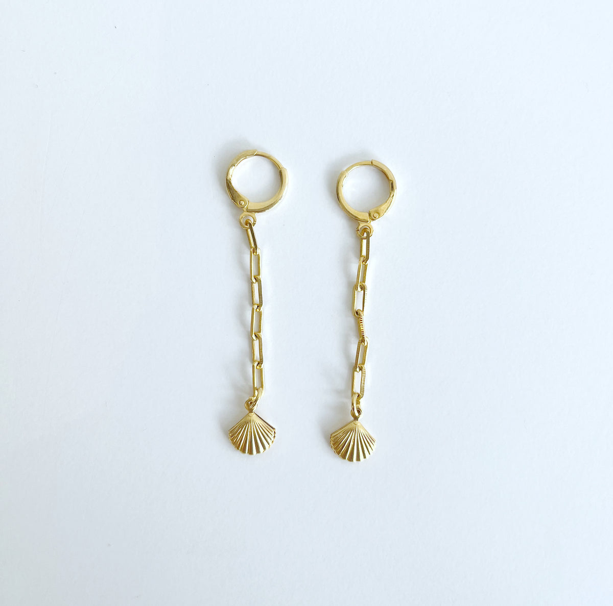 18K Dainty Chain Shell Charm Earring, Gold